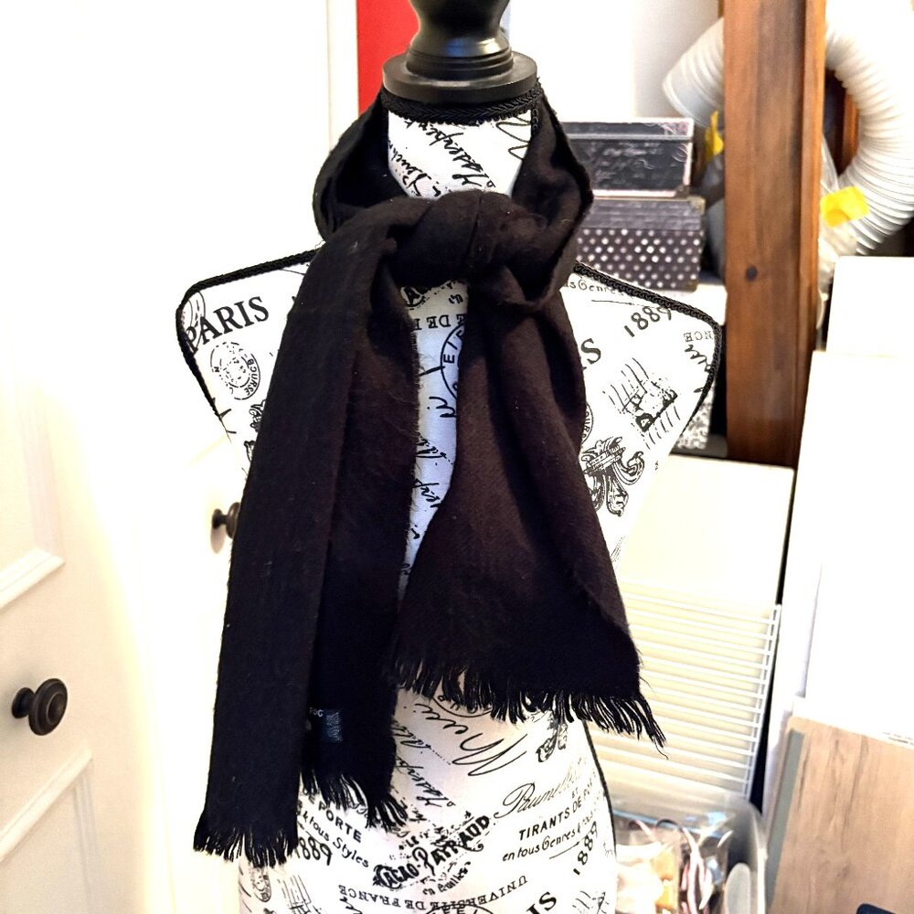ITEM NO. 43: London Fog black lambswool scarf. Unisex.